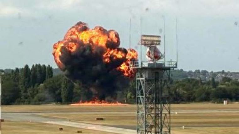 La bola de fuego que se armó tras la caída del avión.