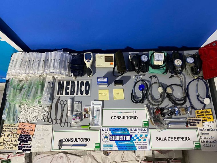 Parte de los elementos incautados en el consultorio clandestino del falso médico