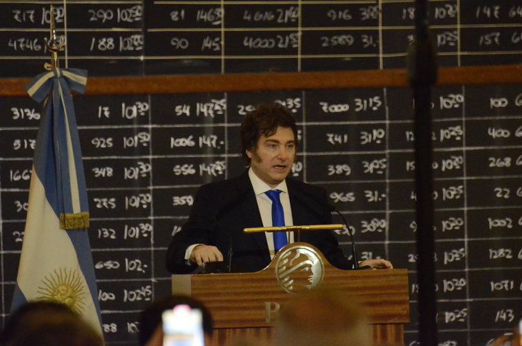 Javier Milei brinda un discurso ante empresarios en la Bolsa de Comercio.