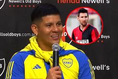 Rojo y su particular saludo en conferencia de prensa. Foto: MDZ Rojo y su particular saludo en conferencia de prensa. Foto: MDZ