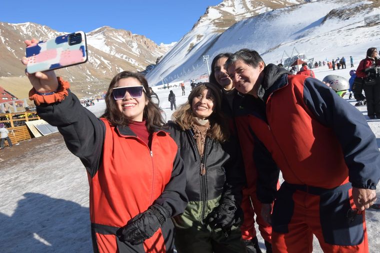 Desde Santiago del Estero sin escala a Las Leñas: Romina, Roxana, Graciela y Osvaldo. Desde Santiago del Estero sin escala a Las Leñas: Romina, Roxana, Graciela y Osvaldo.