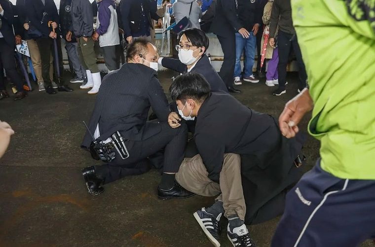 El primer ministro de Japón fue evacuado tras una fuerte explosión