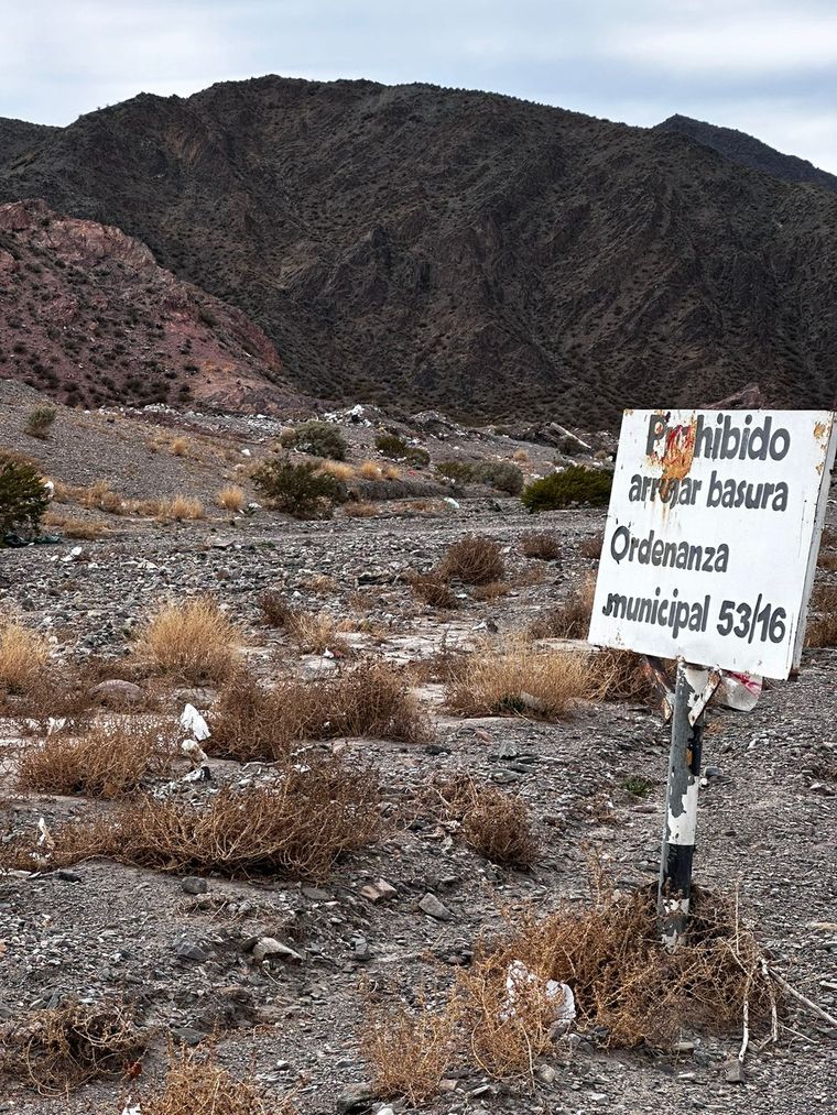 Los carteles fueron colocados por el municipio de Las Heras