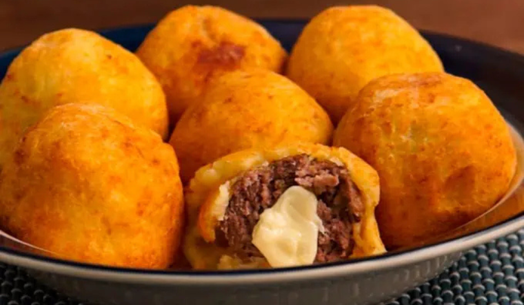 Cómo hacer bombas de papas rellenas paso a paso Foto: Shutterstock