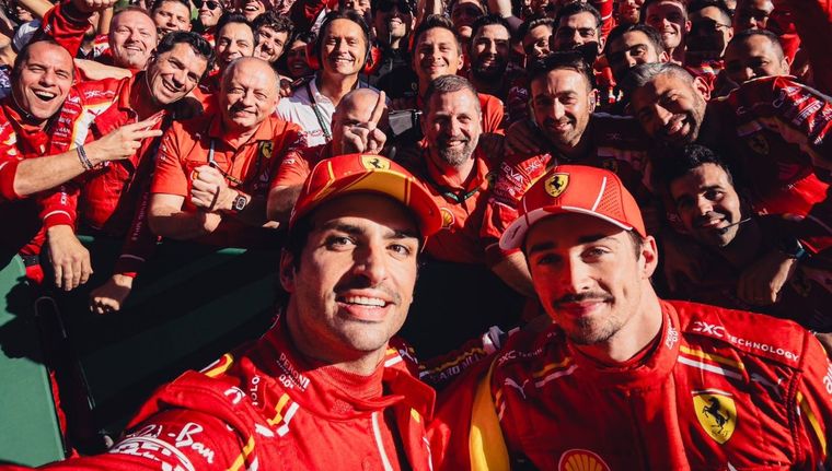 El equipo celebra el 1-2 conseguido en Australia. Foto: @ScuderiaFerrari