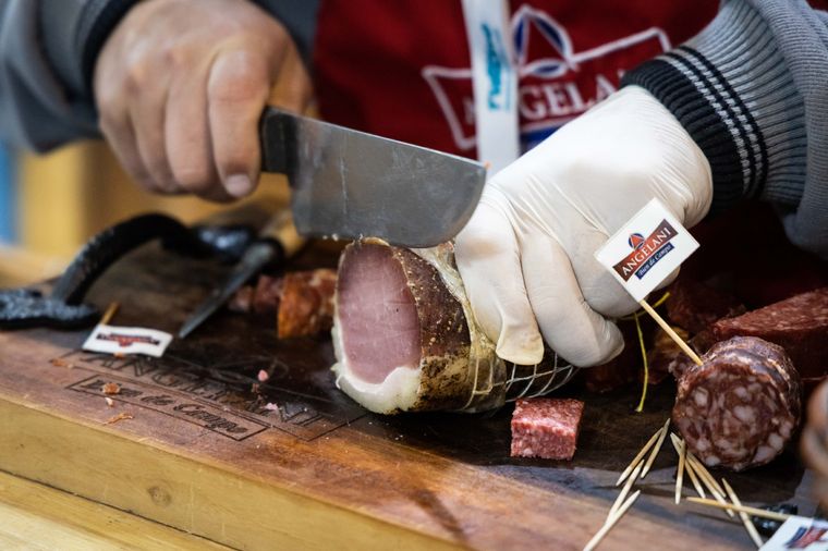 Los embutidos para comer en el lugar o para comprar por peso son un must de Caminos y Sabores Foto: caminos y sabores