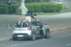 Un joven manejó por el centro de La Plata con jóvenes arriba del techo de su auto y fue sancionado