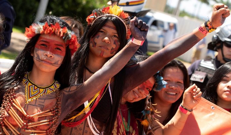 pueblos originarios Brasil Indígenas de Brasil, protestando contra Bolsonario, cuando era presidente de Brasil. Foto: Efe.