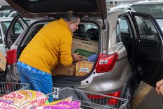 Una imagen que se repetira: chilenos invadiendo los supermercados argentinos para llevar mercadería más barata. Del otro lado, los argentinos sufren al hacer una compra semanal Foto: Santiago Tagua