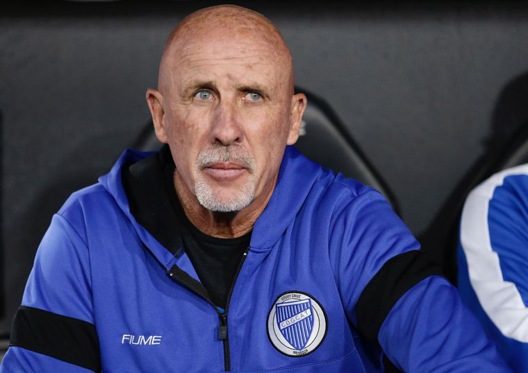 El Gato no sigue como DT del Tomba Foto: Santiago Tagua /MDZ