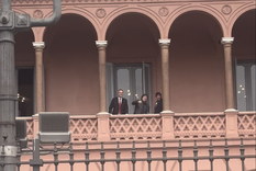 La foto de Caputo en el balcón no fue lo único que demostró la tensión entre el discurso oficial y el de Macri Foto: X