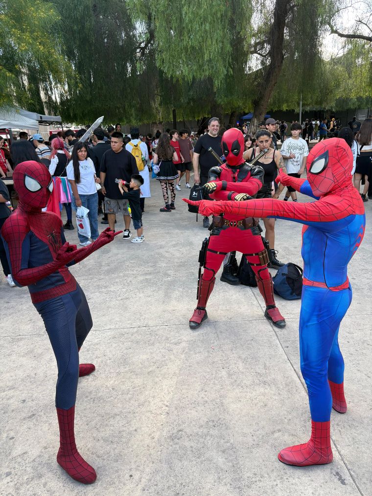 El famosos meme de los hombres arañas reunidos (con la participación de Deadpool). El famosos meme de los hombres arañas reunidos (con la participación de Deadpool).