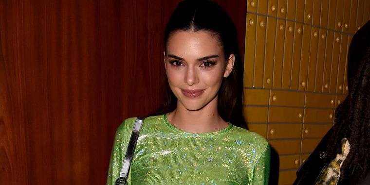Kendall Jenner posa con sus looks en negro dentro de la Semana de la Moda Foto: Harpers Bazaar