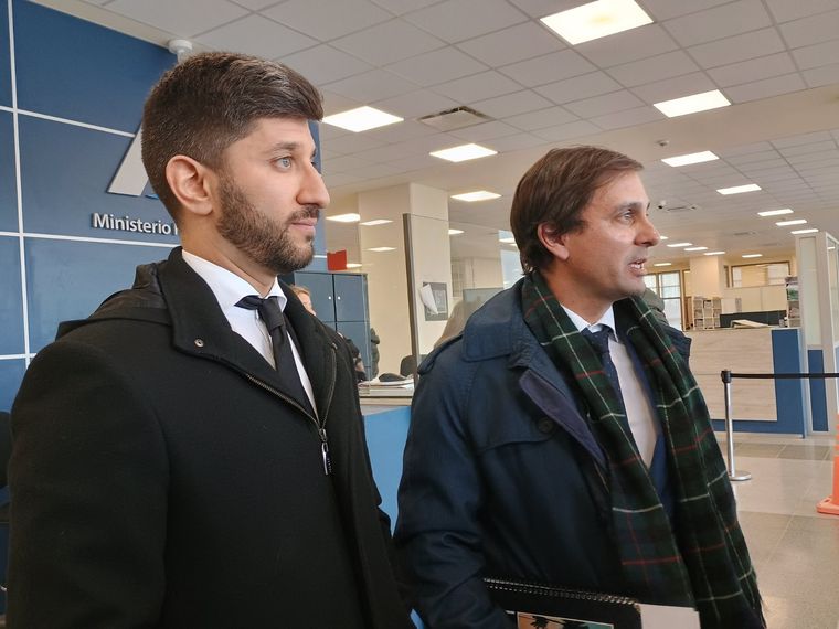 Nahuel Bento junto a su abogado en el Polo Judicial. Foto: Emilce Vargas Ferrara / MDZ