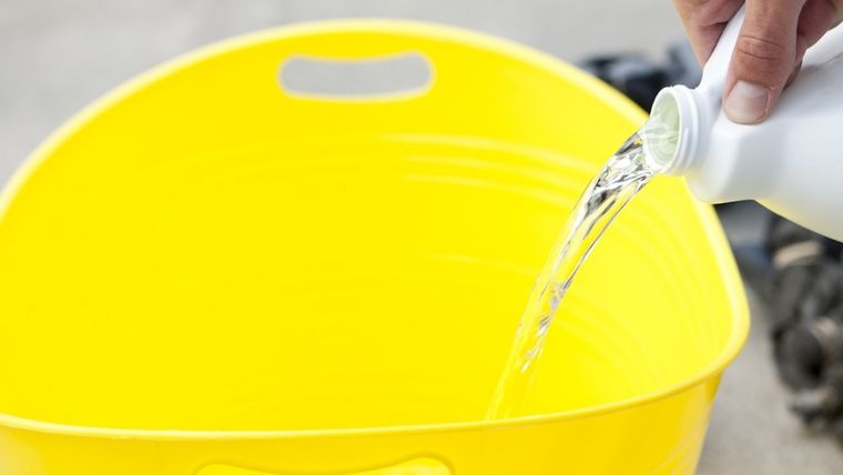 La Anmat prohibió una marca de lavandina por falta de registro.