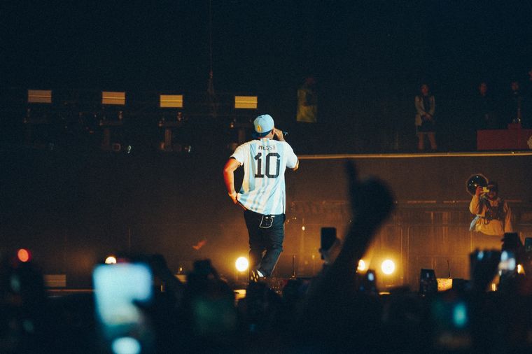 Eladio Carrión cantó la segunda parte del show con la 10 de Argentina. Foto: Gentileza czcomunicacion