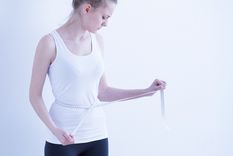 Para las mujeres la frase  llegar al verano puede concentrar muchas presiones y estas desembocar en trastornos alimenticios. Foto: Shutterstock.