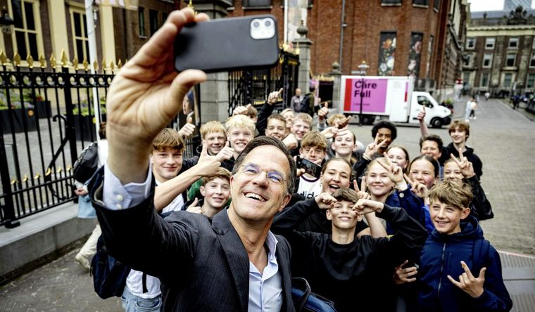 El primer ministro neerlandés en funciones, Mark Rutte, posa con un grupo de niños, en La Haya. Foto: Efe.