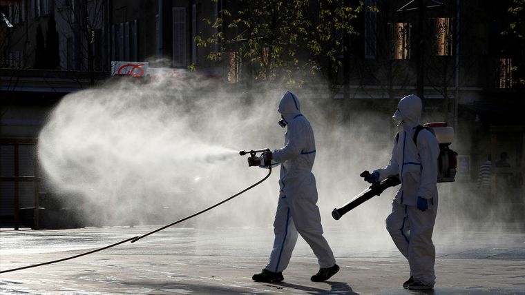 Un escuadrón de desinfección rocía desinfectante en Francia, el 10 de abril de 2020.