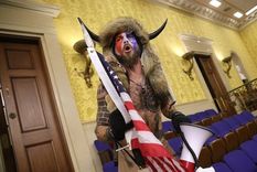 Jacob Anthony Chansley es presuntamente el hombre que fue fotografiado ataviado con unos cuernos en el Senado. Foto: GETTY IMAGES