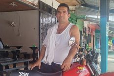 Johan Trujillo rescató a soldados heridos gracias a su moto. Johan Trujillo rescató a soldados heridos gracias a su moto.