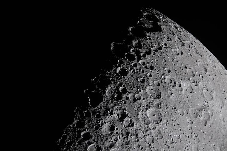 La tripulación de Artemis II capturó una porción de la Luna que aparece a lo largo del terminador —el límite entre el día y la noche lunares— donde la luz solar rasante proyecta largas y dramáticas sombras sobre la superficie.&nbsp;