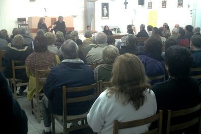 MDZol | Vecinos de la madre de Madoff, reunidos en la parroquia del barrio Champagnat. Foto: MDZ