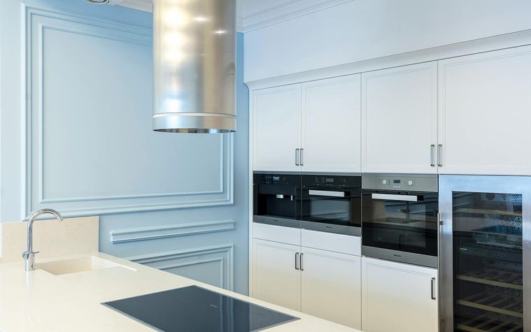 Los gabinetes hasta el techo estilizan el espacio y maximizan el guardado. Foto: Pexels.