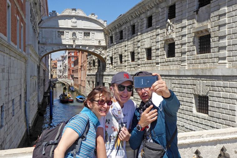 Venecia recibe millones de turistas por año y las autoridades quieren limitar el acceso a la zona de los canales