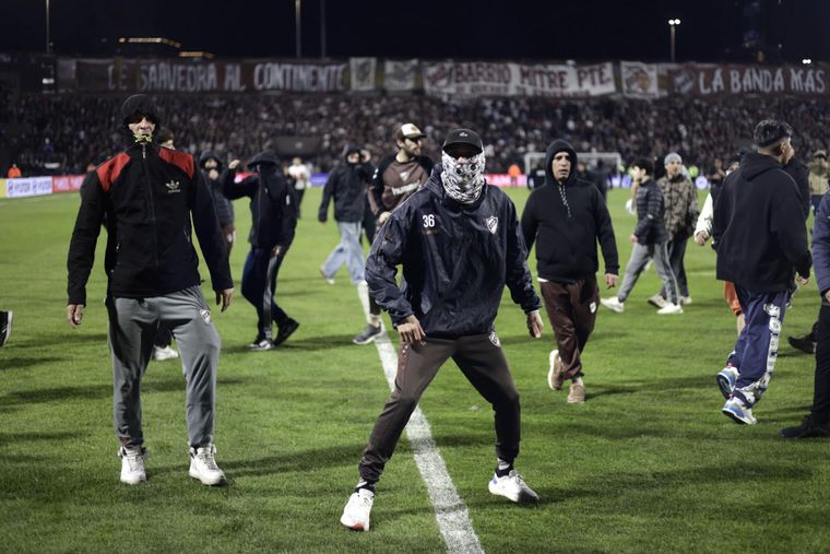 Un nutrido grupo de barras de Platense se metió al campo de juego y se enfrentaron con la policía.&nbsp;