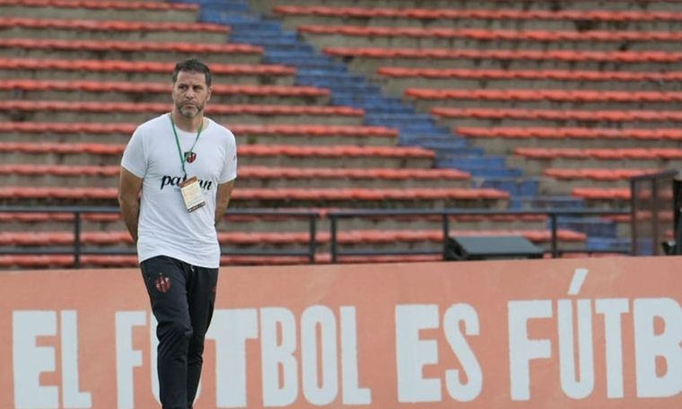 De Paoli mostró su euforia en conferencia de prensa. Foto: @ClubPatronatoOf