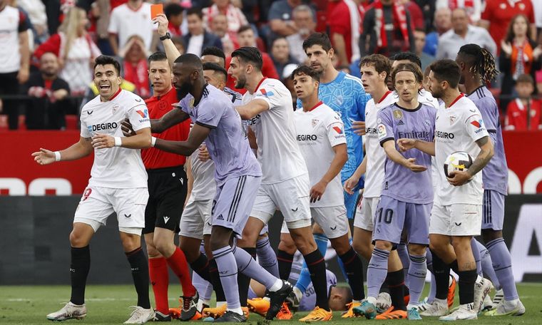 Acuña fue expulsado ante Real Madrid. Foto: EFE