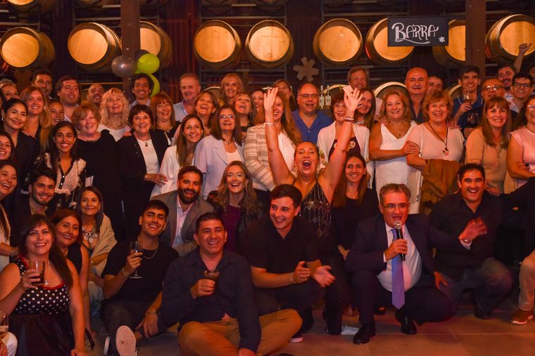 Con más de 40 profesionales y atención las 24 horas, el centro médico sigue apostando a la innovación y la excelencia. Con más de 40 profesionales y atención las 24 horas, el centro médico sigue apostando a la innovación y la excelencia.