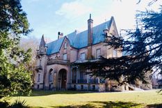 El castillo Tornquist es una obra arquitectónica fuera de tiempo y lugar que modifica todo el paisaje donde está emplazado