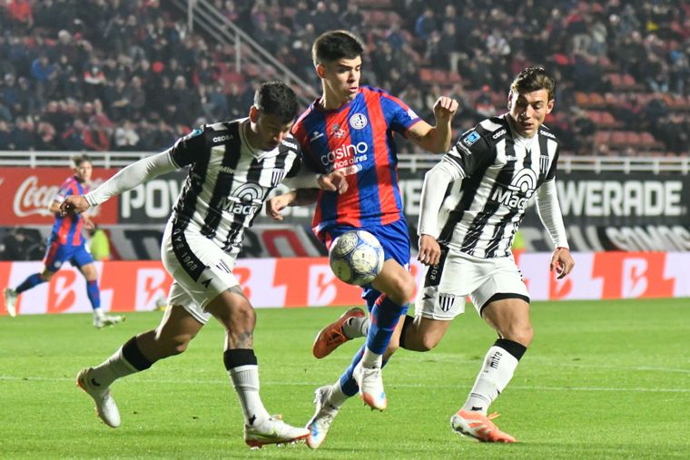 San Lorenzo y Gimnasia se enfrentan en el Nuevo Gasómetro.