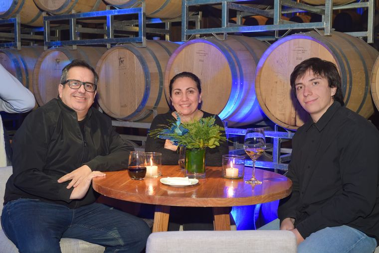 Hernán Lino, Gloria Álvarez y Tomás Lino. Hernán Lino, Gloria Álvarez y Tomás Lino.