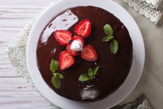 Explosión de sabor: receta de tarta de chocolate con frutillas y crema suave.