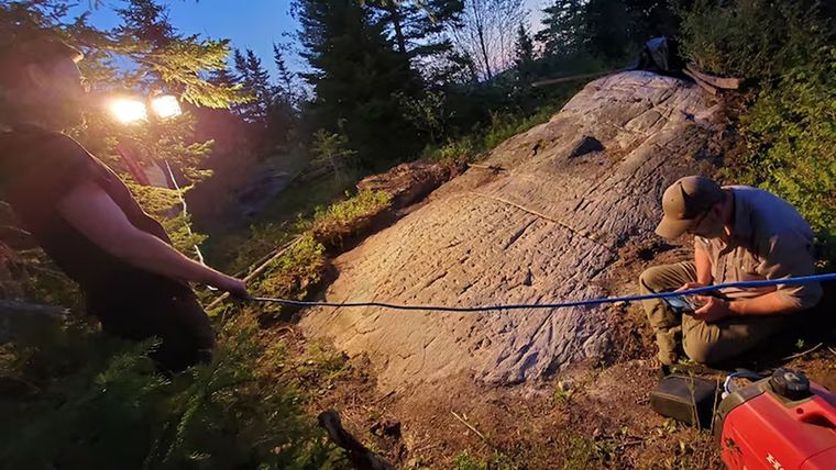 Especialistas analizaron el descubrimiento de runas en el sitio arqueológico de Wawa, Canadá. Especialistas analizaron el descubrimiento de runas en el sitio arqueológico de Wawa, Canadá.