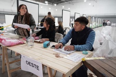 MDZol | Mientras llegan los últimos mazos de boletas de los partidos, se ordenan por sección electoral y por escuela para ser trasladadas antes de los comicios.