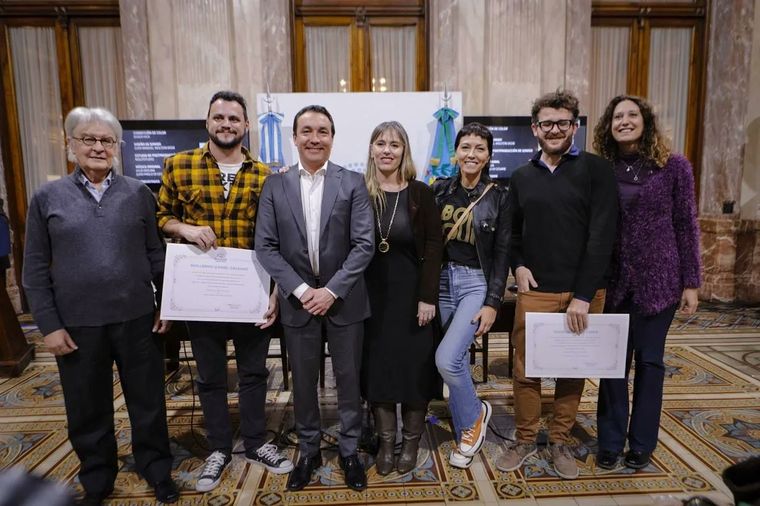 La senadora Juliana Di Tulio junto a la intendenta de Quilmes Mayra Mendoza en la muestra The Walking Conurban Foto: Twitter