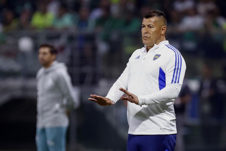 Almirón explicó los cambios de Barco y Merentiel en el triunfo de Boca Foto: EFE