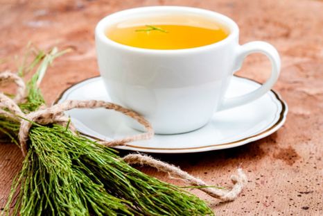 Con el té de cola de caballo podrás eliminar la hinchazón del cuerpo y la retención de líquidos. Foto: Shutterstock