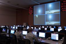 Los efectivos del del 57º escuadrón de pruebas monitorean un lanzamiento de prueba operacional de un misil Minuteman III desarmado en la Base de la Fuerza Aérea Vandenberg, California, 27 de marzo de 2015. Foto: RT