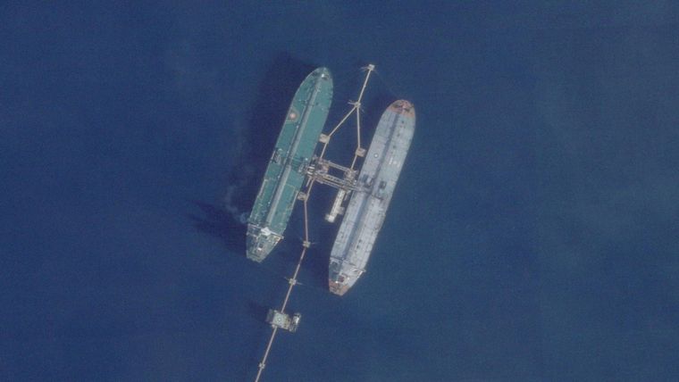 Fotografía satelital del petrolero Skipper presuntamente transfiriendo crudo sancionado a otro buque en el océano.