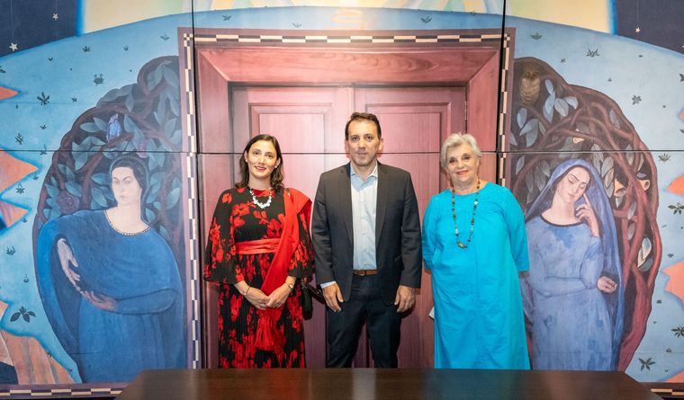 El ministro de Educación, Cultura, Infancias y DGE, Tadeo García Zalazar; la jefa de Cancillería y Asuntos Políticos de la Embajada de México en Argentina, Camila del Carmen Aviña Zavala; y la cónsul de México en Mendoza, María Landa. El ministro de Educación, Cultura, Infancias y DGE, Tadeo García Zalazar; la jefa de Cancillería y Asuntos Políticos de la Embajada de México en Argentina, Camila del Carmen Aviña Zavala; y la cónsul de México en Mendoza, María Landa.