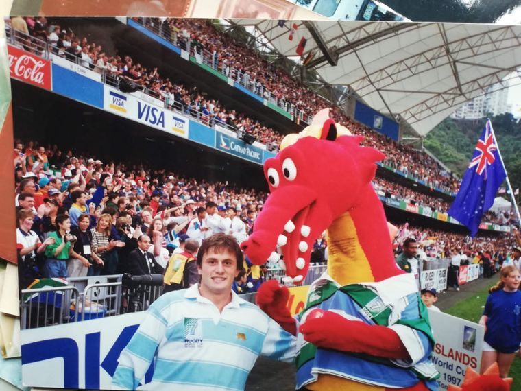 Leandro Lobrauco con la mascota del Mundial de Honk Kong. Foto: gentileza de Leandro Lobrauco