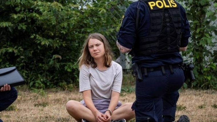 Greta Thunberg fue acusada de desobedecer a la policía en una protesta en junio. Foto: AFP