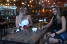 Ellas disfrutan del after office en Palmares. Foto: Marcos Garcia/MDZ