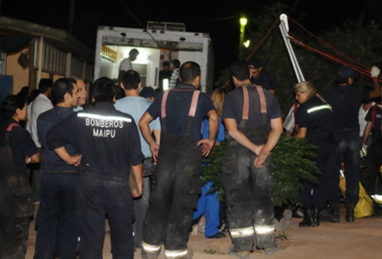 La desilusión de los rescatistas ante el final menos deseado. Foto: Nacho Gaffuri / MDZ