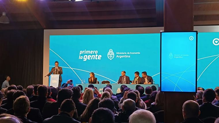 Sergio Massa durante la realización del acto en Neuquén Foto: Gentileza Revista Petroquímica